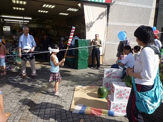 すいか割りの現場に接近
